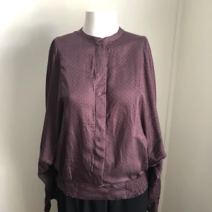 Lila blus Noa Noa - Lila blus med små svarta prickar från Noa Noa  i storlek S. Använd endast en gång. 