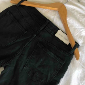  - Raka avklippta acnejeans men lite urtvättad svart färg.