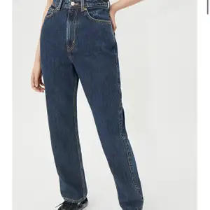 Mörkblåa jeans från weekday i modellen row. Köpta för ett år sedan. Har använts lite. Är i bra skick och köparen står för frakt