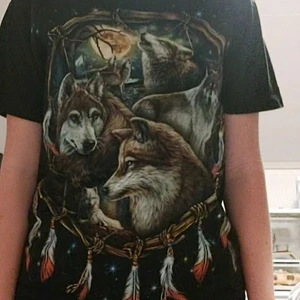 Wolf t shirt  - Mysig & cool t shirt med vargar på, exakt samma tryck på baksidan. Använd enstaka gånger. Bra skick. Hämtas i Stockholm eller betala för frakt <3