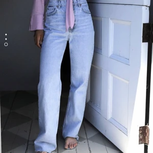 Zara jeans full leght  - Svin snygga långa blåa jeans från zara, använda kanske 4gånger MAX! Säljer för att dem inte kommer till användning. Jag är 169 och dem är ner till marken på mig, men dem går att klippa också om man vill de!