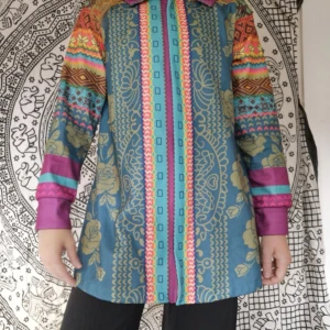 Hippie kofta jacka ✨ - ⚡ Coolaste jackan/koftan!!! Fint skick. Dragkedja fram. Märkt M. Verkligen superhäftig. L 72cm. Äh-äh 48cm.  180kr pp 63kr spårbart