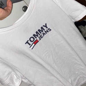 Tommy hilfiger tröja  - En tommy t-shirt som jag aldrig använder, använt den cirka 2-3 gånger ❤️ Är i riktigt bra skick och inga fläckar eller något liknade 🥰 är i storlek M men skulle säga att den är som S! hör av dig om fler bilder💞 köpt för 450kr