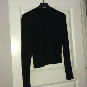 Svart långärmad tröja stl S/m - Ungefär medel längd inte jätte kort och inte jätte lång. Bra skick. Går upp lite vid halsen. Tunn och den sitter tajt.