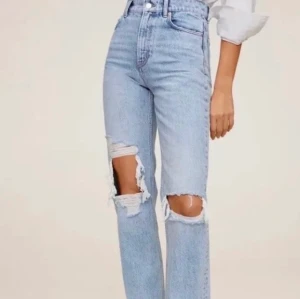 Jeans  - säljer ett par skit snygga jeans från mango. köpt hör på Plick men var tyvär lite för stora för mig. säljer vid bra bud. köparen står för frakt Elr mötas upp här i Östersund 