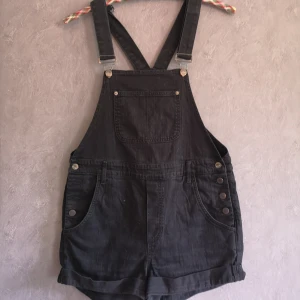 Monki hängselshorts 🌚 - Snygga hängselshorts från monki i stl S. Fint skick. L exklusive band 61cm. Stuss 51cm.  100kr pp 63kr spårbart