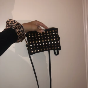 liten väska med stenar - säljer denna söta väska. tredje bilden är orättvis då den är mycket större inuti och har massa fack!! knappt använd 