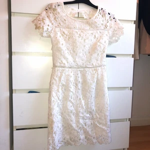 	Felizia Lace Dress, Creme, 36 - Perfekt sommar/studentklänning. Lace, med öppen rygg. Beställt från Bubbelroom som ej har kvar den något mer. Endast använt 1 gång. 