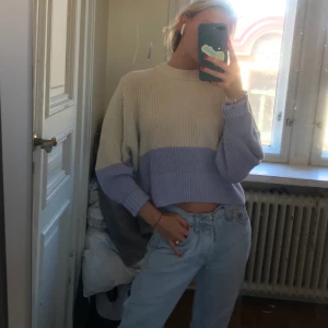 Stickad tröja - Stickad tröja, lite crop🧚🏼‍♀️ väldigt fin och lila nedtill, XS