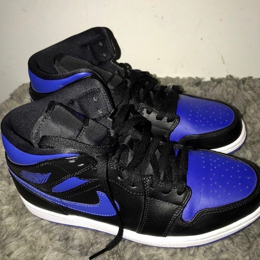 Nya Air Jordan 1. Slutsålda överallt. Märkta med strl 41 men skulle snarare säga en 40 eller större 39a med sula. Endast testade inomhus! Eftersom budgivaren inte svarar släpper jag den till första person för 1800kr . Skor.