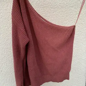 Stickad one shoulder sweatshirt i en smutsrosa färg. Fint skick. 