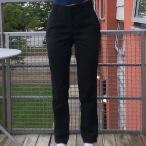 Dickies slim fit - Dickies i storleken 31/32. För stora för mig som har storlek 28 men funkar för mig med skärp Elr snöre att knyta fast där bak. Bra skick