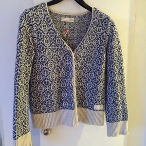  - Väldigt fin kofta av märket Odd Molly. Mycket bra skick, endast använd ett fåtal gånger. Säljes på grund av att jag inte längre använder den. 
Frakt tillkommer 