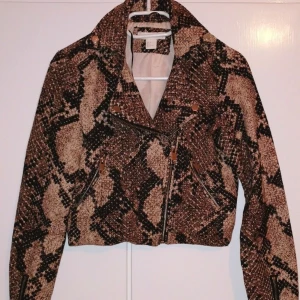 Vår/höst jacka stl 32 - Fräsch jacka stl 32, passar en 34 samt 36. Använs ej, öppen för byten. Köparen står för frakten.