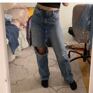 Byxor  - Blåa jeans från Sara, jätte fina och går ej att få tag på längre. Får väldigt fin passform i dom.