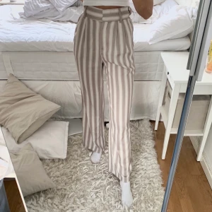 Nakd Byxor - Super fina byxor från Kae sutherlands kollektion på Nakd. Lång och vida med med snygg passform vid midjan! Använt fåtal gånger och sytt in i midjan (syns inte) men som går att spretta upp om man skulle vilja!💕💕 kunden står för frakt!😊😊😊