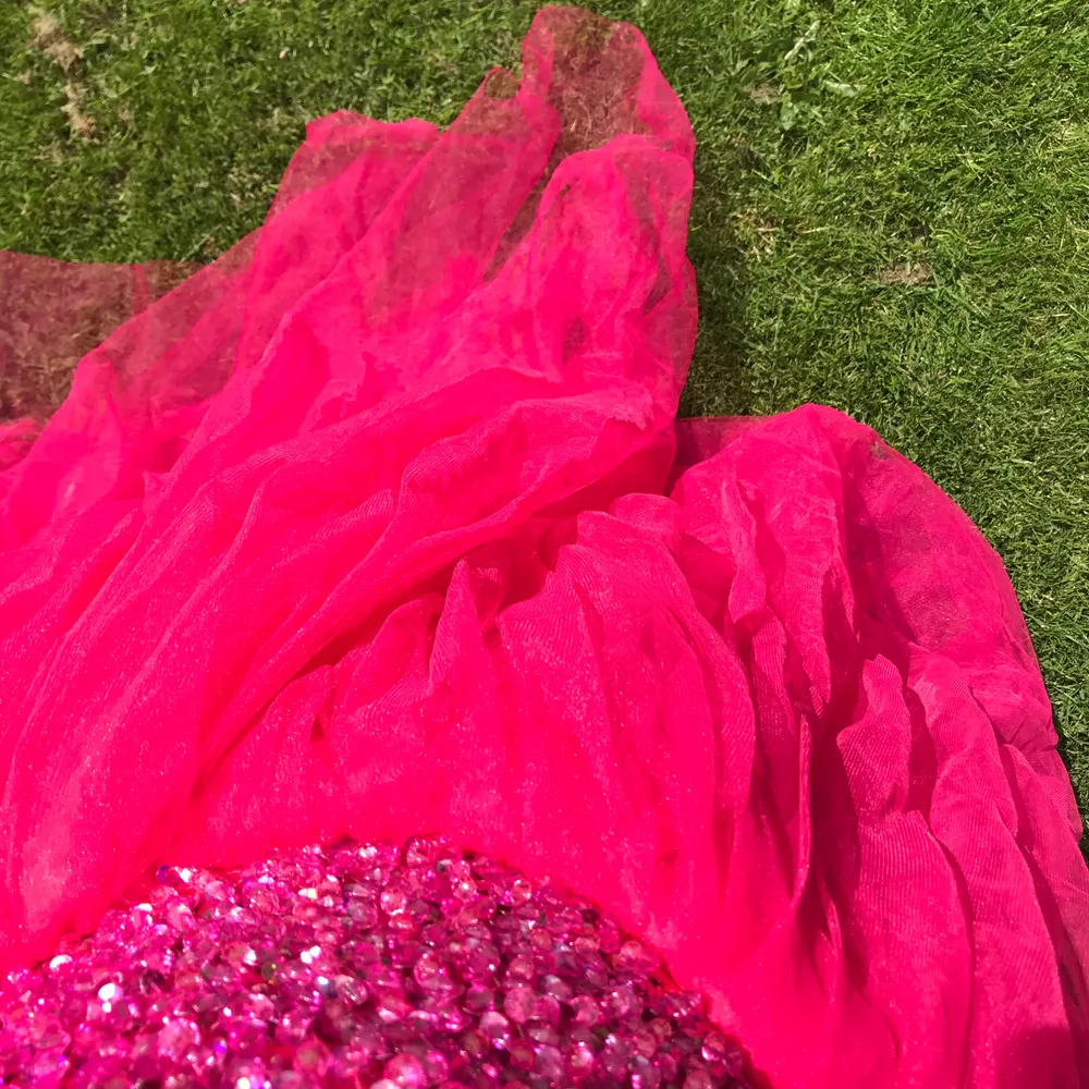 Rosa balklänning säljs med underkjol, köpt begagnad men inte använd pågrund tillfälle inställt. Väldigt anpassningsbar i storlek för snörning i ryggen. Frakt står köparen för. Skicka för mer info, pris går att diskutera.. Klänningar.