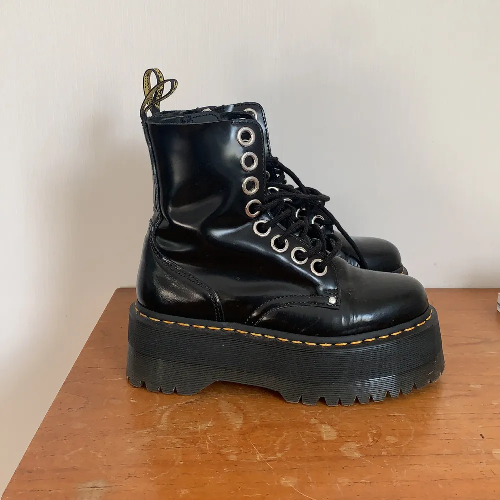 Svarta flatform boots med tjock sula - Säljer dom pga av för små för mig tyvärr. Nypris 2699kr och länken är här ——-> https://www.asos.com/se/prd/13258016?acquisitionsource=pasteboard.    Möts upp i Stockholm eller via post köparen står för frakten. Skor.