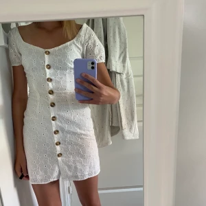 Stl xs - Jättefin klänning köpt för 379, sitter jätte bra. Säljer pga inte använder. KÖPAREN BETALAR FRAKTEN