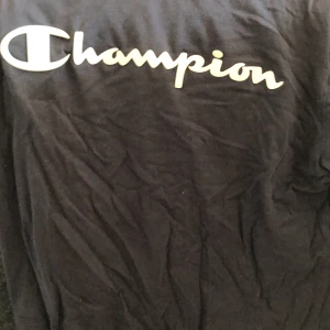 Champion tisha - Välanvänd skcik inte bästa skicket då ungeäfr 6/10 därav priser köparen står för frakt