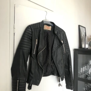 Skinnjacka - Skinnjacka från Chiquelle säljes i fint skick! 