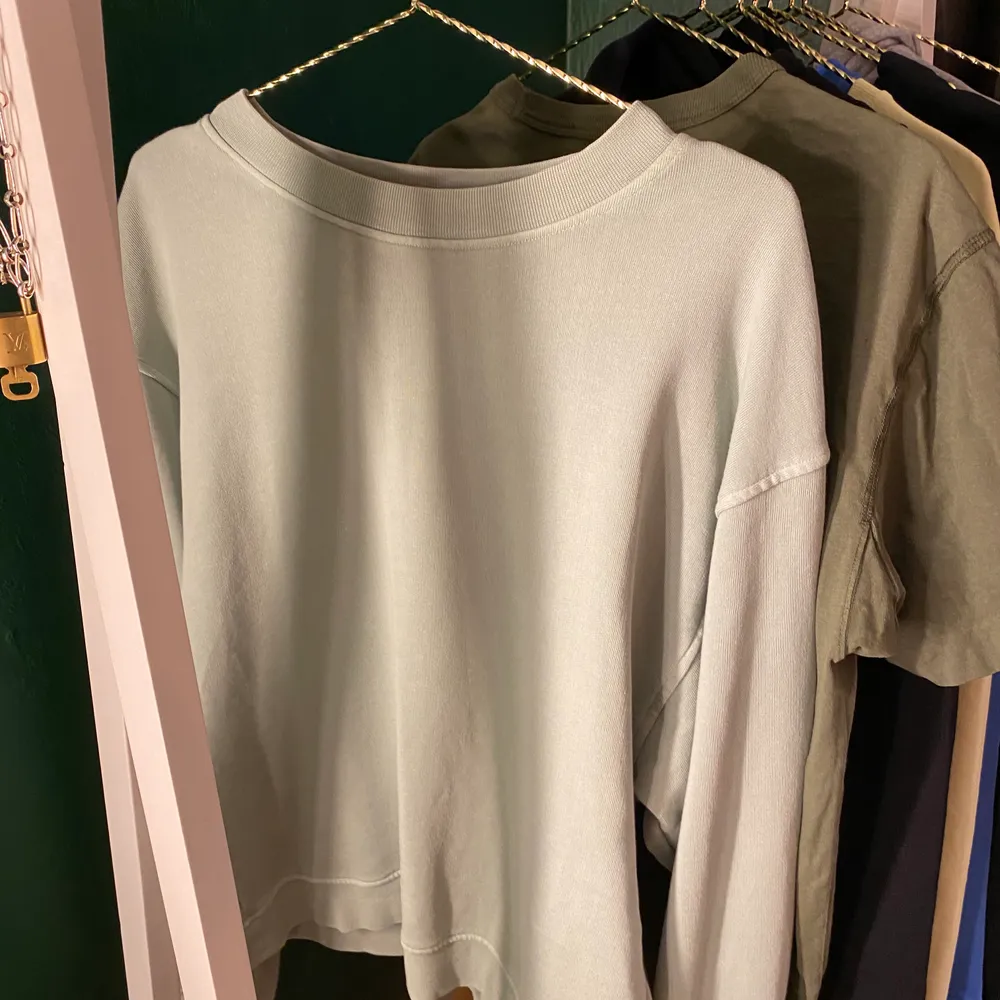 Helt ny tröja från Wera (Åhléns) i en jättefin pastellgrön färg. Den sitter snyggt oversized. Nypris var 500kr. Hoodies.