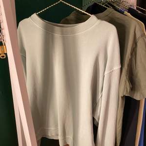 Helt ny tröja från Wera (Åhléns) i en jättefin pastellgrön färg. Den sitter snyggt oversized. Nypris var 500kr