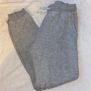 Mjukisbyxor Primark stl 146 - Väl använda mjukisbyxor från Primark i stl 146. Byxorna har noppor, dock inget som stör funktionen. Perfekta till gymnastiken.