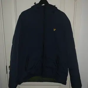 Säljer lyle&scott vinterjacka för herr i storlek L. Köpt vintern 2018 för 1800kr och använd endast två vintrar! Pris kan diskuteras vid snabb affär‼️