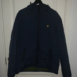 Lyle & Scott vinterjacka - Säljer lyle&scott vinterjacka för herr i storlek L. Köpt vintern 2018 för 1800kr och använd endast två vintrar! Pris kan diskuteras vid snabb affär‼️