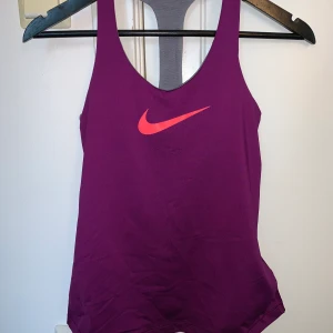 Träningslinne från Nike storlek s - Träningslinne från Nike med inbyggd sport-bh! Använd ett fåtal gånger