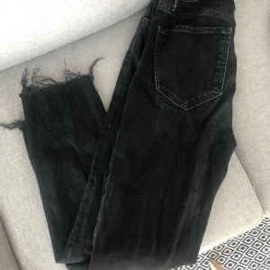 Zara jeans - Loose fit jeans från Zara. Vill bli av med allt så mina priser kan diskuteras. Kan skicka bild på vid intresse. Står strlk 40 på byxorna men tycker själv de är som 38. 