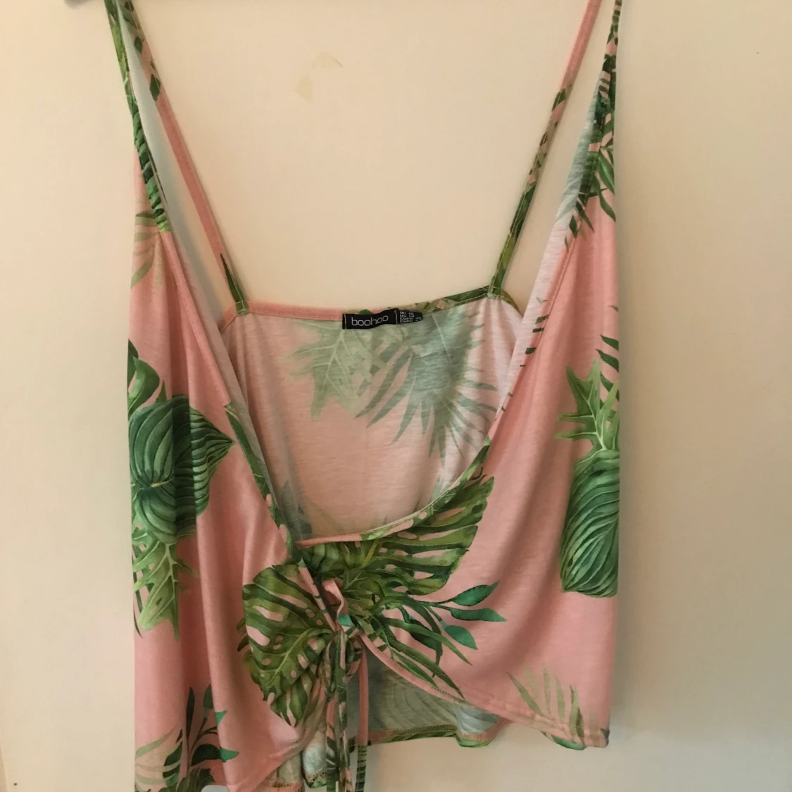 Omlott topp med snörning från Boohoo