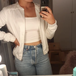 Vit bomberjacka  - Nästan aldrig använd 