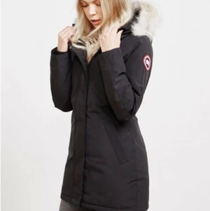 Canada goose  - Hej👋🏼 Jag säljer min jacka , köpt under förra vintern den har tyvärr blivit för stor för mig.  Den är i väldigt bra skick och ren som ny.  Modellen är Victoria Parka.