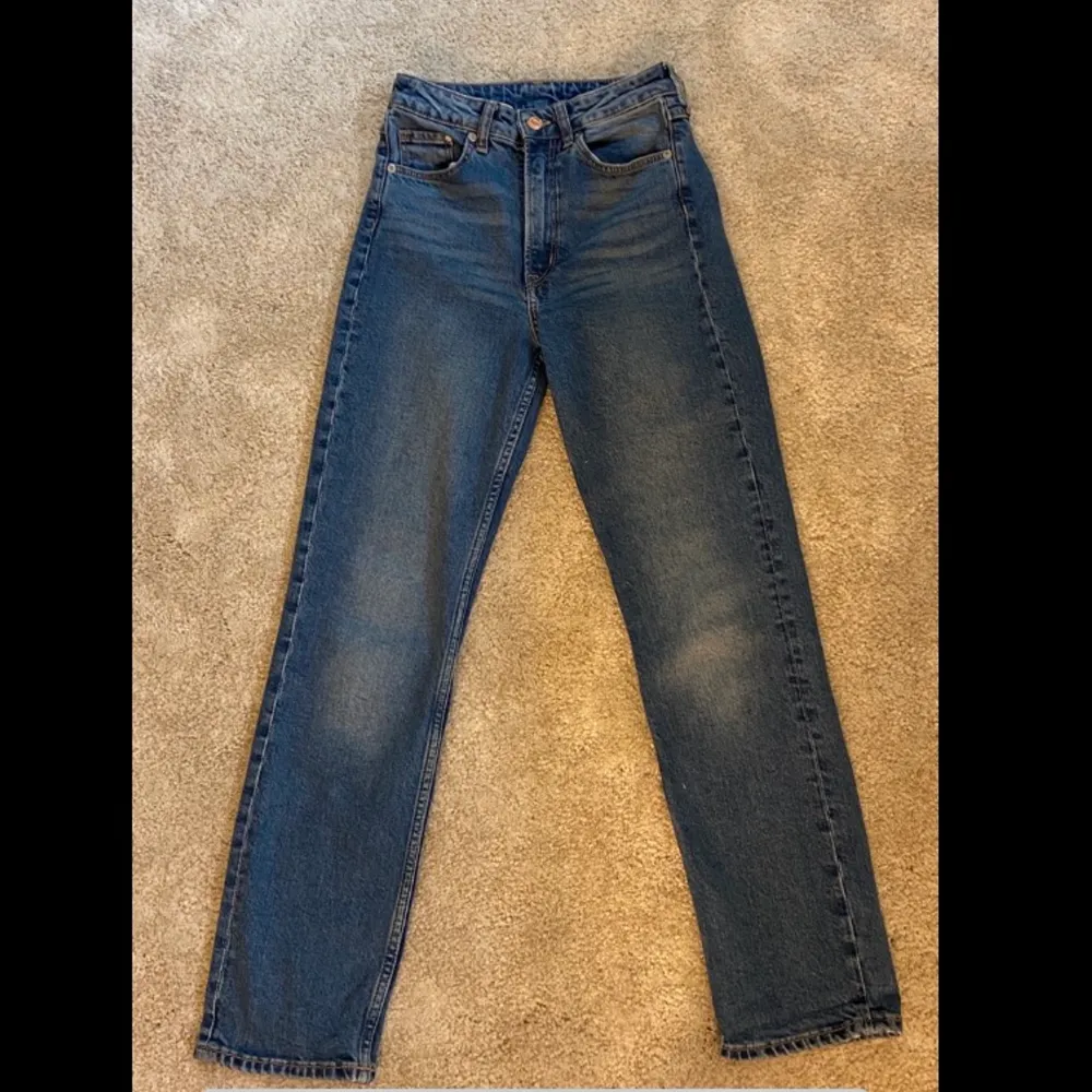 Säljer dessa jeans från hm då de inte kommer till användning för att jag har köpt nya. Sparsamt använda, de är i modellen vintage slim highwaist🤍 . Jeans & Byxor.