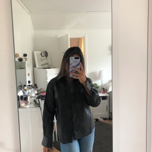Skinnjacka  - Skinnjacka från boohoo i Stl S helt ny, aldrig använd prislapparna är kvar och jackan ligger i orginalförpackning. Riktigt snygg med avtagbart skärp men tyvärr fel storlek för mig. Köparen står för frakten💗