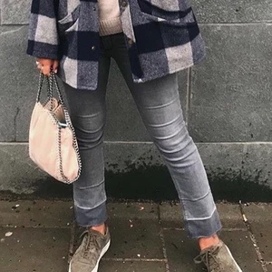 Jeans (Black Orchid) - Croppade gråa jeans från Black Orchid. Köpta för ett år sedan på NK. Storlek 25. Finns en liten fläck längst ner på vänstra benet (baksidan). Nypris 2000kr+