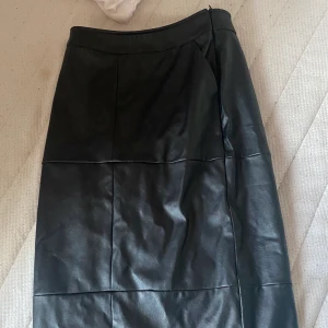 kjol - ursnygg läderkjol som tyvär är för liten för mig🖤Köpt från nakd och säljer för 110 kr och då ingår frakt i priset 