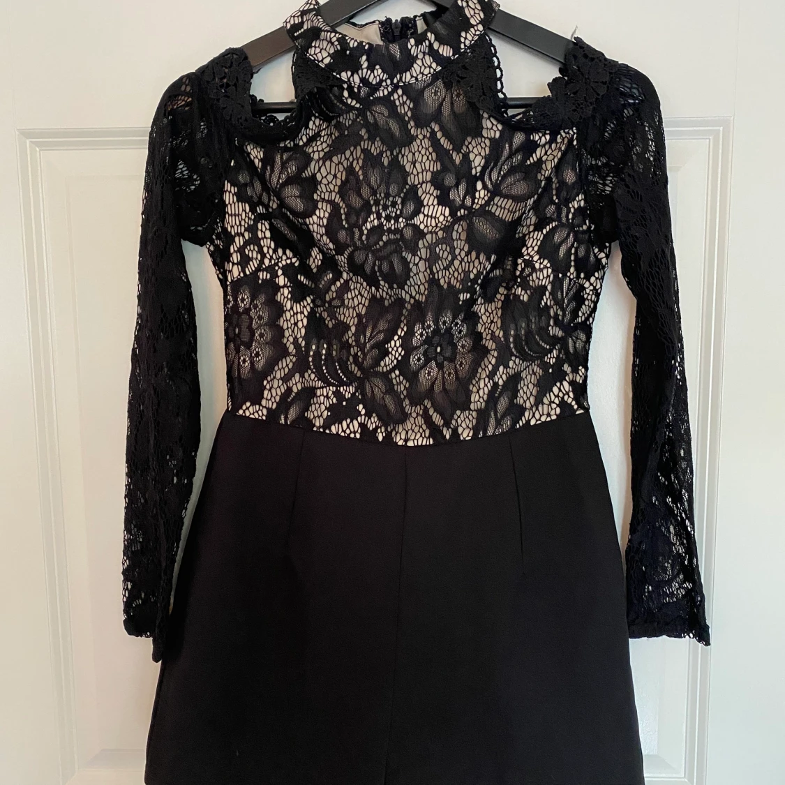 Shortsdress i spets, öppna axlar (strl.S)