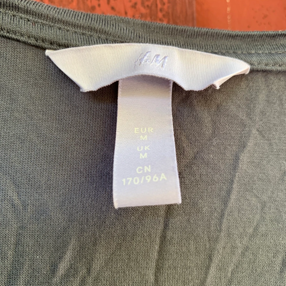 Olivgrön T-shirt från HM i storlek M - 91