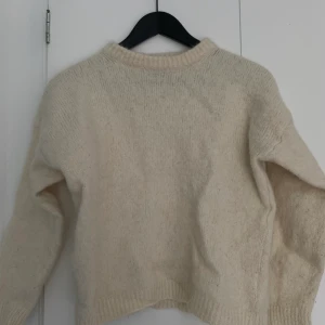 Vit stickad  - Super mysig vit stickad. 