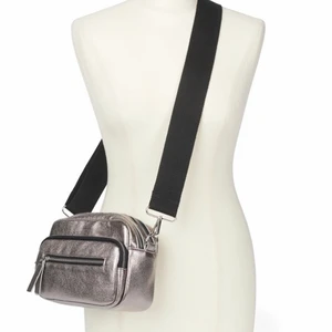 Carin Wester väska Ida crossover - En silvrig riktigt cool väska!                                             Nypris: 349kr