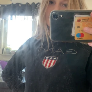 Gant sweatshirt - Säljer min svarta gant sweatshirt pga jag inte använder den längre. Sitter bra, inget fel med den! Strl 158-164. Köpt på kidsbrandstore. Köparen står för frakten!