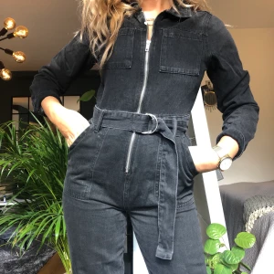 Jumpsuit Primark - Jumpsuit från Primark, passar storlek 34. Frakt 77 kr. Aldrig använd. Jeansmaterial.