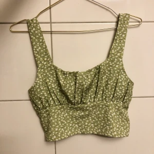 Grön milkmaid-topp - Topp från Zaful men köpt här på Plick. Kommer inte till användning. Passar storlek xs/s. Fint skick! Bud startar på 150 kr. Frakt 33 kr tillkommer. Högsta bud: 175 kr + frakt. Avslutas på måndag kl 17.