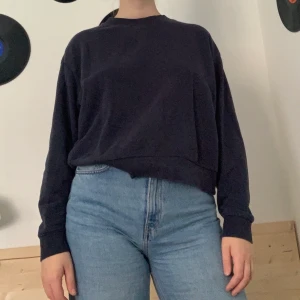 Marinblå tjocktröja - Marinblå tjocktröja i bra kvalitet. Den är varm och en perfekt basic att ha! 🍂
