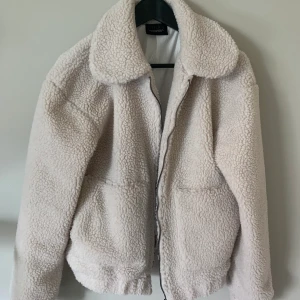 Teddy jacka - Jätte skön teddy jacka som tyvärr inte kommit till användning av mig. Superfin nu till hösten och vintern,  lagom varm. Kom med bud 😊 budningen avslutas på fredag (11/9). Högsta bud: 120kr 