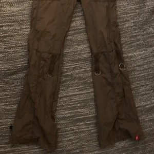 Gröna bootcut cargopants - Skit snygga gröna cargo pants typ some bootcut😻älskar de men säljer pga lite försmå över rumpan passar typ xs/s. BUD 150kr