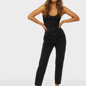  Jeans  - Svarta högmidjade jeans från NLY Trend i modellen High Waist Vintage Demin. Jeans är i mycket bra skick då jag knappt använt dom. Väldigt sköna & sitter bra i midjan men lite för långa för min smak.  Köpt för 499kr men säljer för 310kr inklusive frakt 